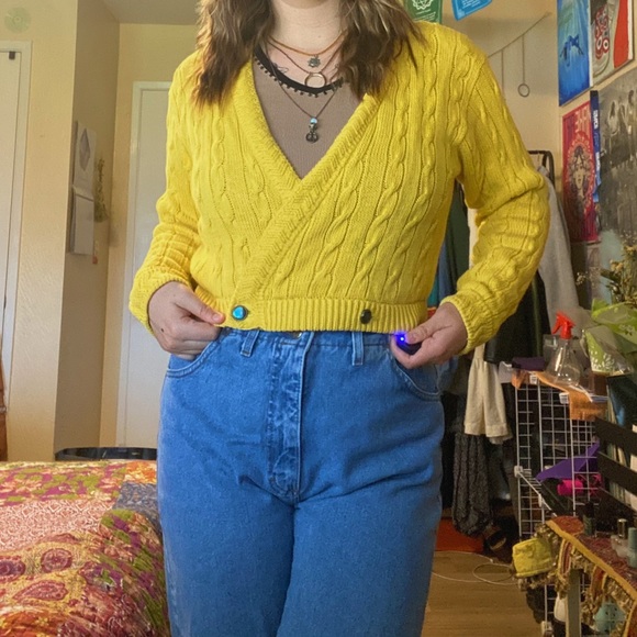 vintage cropped yellow cardigan with button details! 💟🪩 - Picture 4 of 4